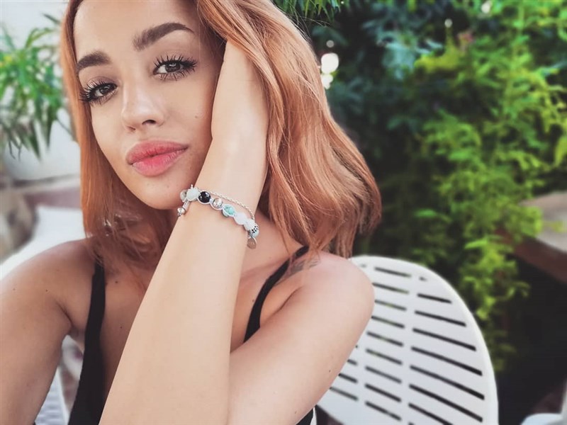 Nina Abdel Malak leads the latest phone trend with Huawei nova 3i